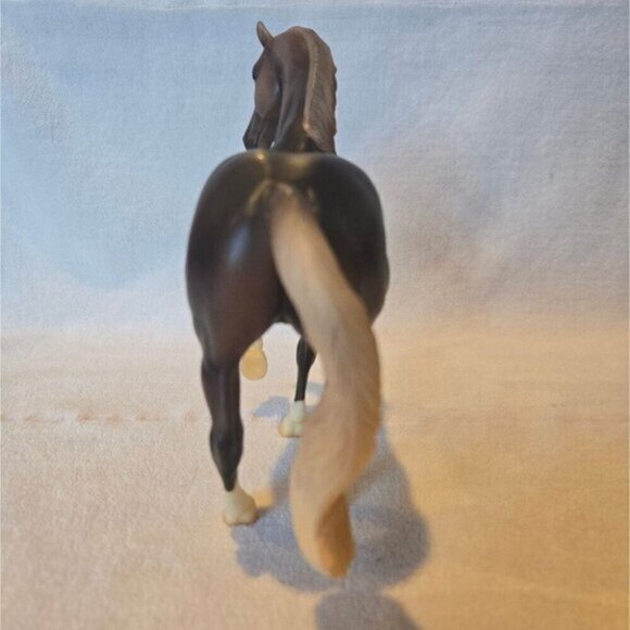 #9103 Classics 2010 World Equestrian Games Three-Horse Set - Picture 15 of 16